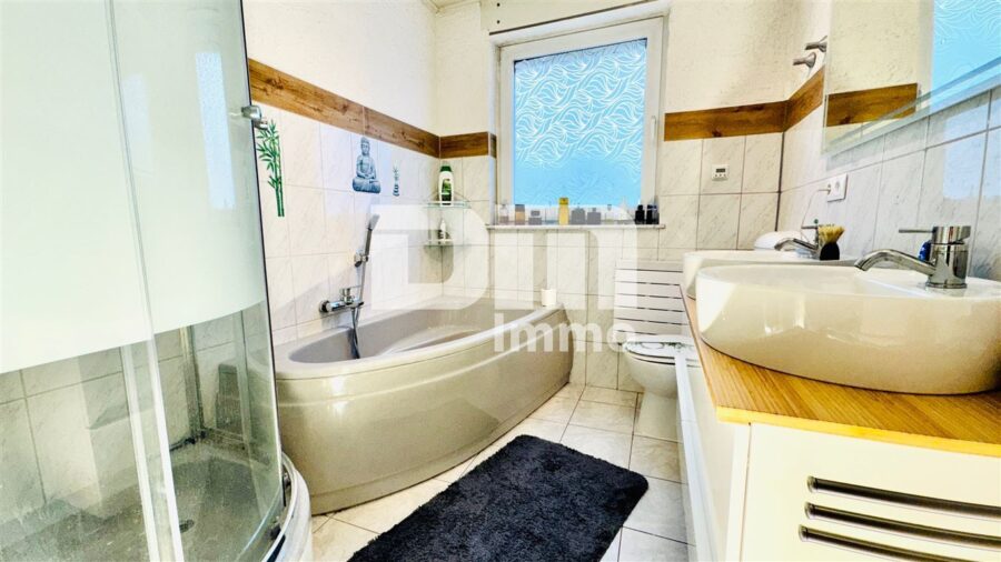 (R)erserviert!!!Einfamilienhaus mit 2 Balkonen, Garten / Freisitz + Garage in gesuchter Wohnlage - OG Badezimmer / Badewanne / Dusche